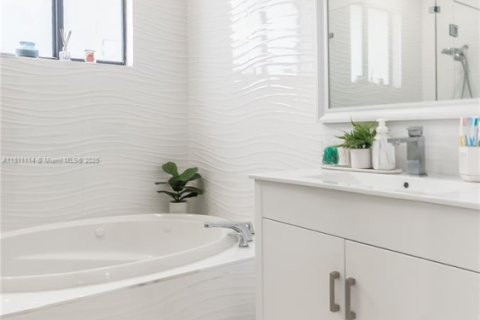 Villa ou maison à vendre à Miami, Floride: 4 chambres, 221.2 m2 № 1756668 - photo 25