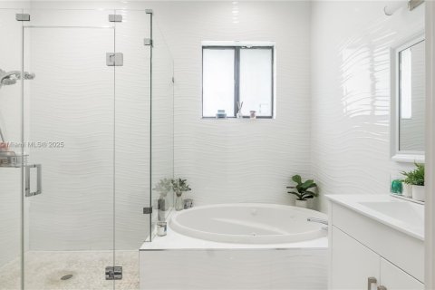 House in Miami, Florida 4 bedrooms, 221.2 sq.m. № 1756668 - photo 23
