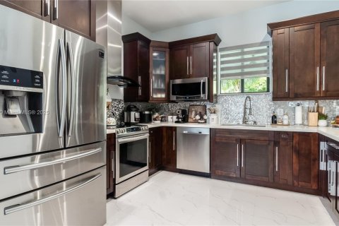 Villa ou maison à vendre à Miami, Floride: 4 chambres, 221.2 m2 № 1756668 - photo 11