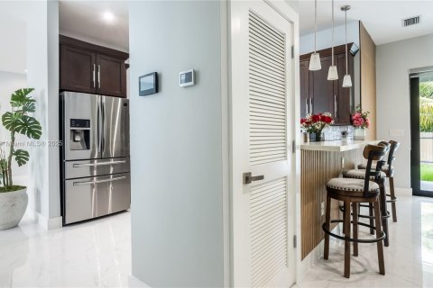 Villa ou maison à vendre à Miami, Floride: 4 chambres, 221.2 m2 № 1756668 - photo 13