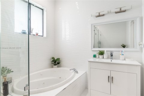 Villa ou maison à vendre à Miami, Floride: 4 chambres, 221.2 m2 № 1756668 - photo 24