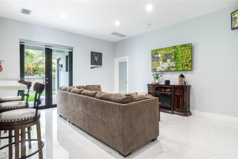 House in Miami, Florida 4 bedrooms, 221.2 sq.m. № 1756668 - photo 14