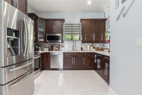 Villa ou maison à vendre à Miami, Floride: 4 chambres, 221.2 m2 № 1756668 - photo 10