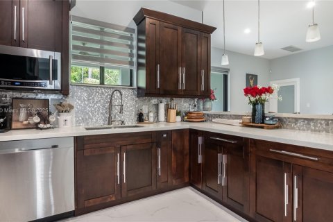 Villa ou maison à vendre à Miami, Floride: 4 chambres, 221.2 m2 № 1756668 - photo 12