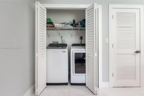 Villa ou maison à vendre à Miami, Floride: 4 chambres, 221.2 m2 № 1756668 - photo 17
