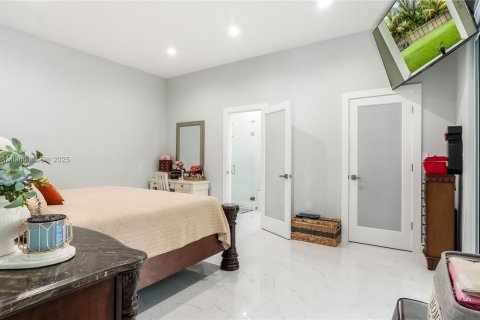 House in Miami, Florida 4 bedrooms, 221.2 sq.m. № 1756668 - photo 20