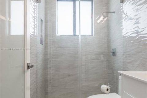 Casa en venta en Miami, Florida, 4 dormitorios, 221.2 m2 № 1756668 - foto 29