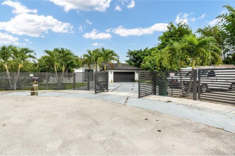 House in Miami, Florida 4 bedrooms, 221.2 sq.m. № 1756668 - photo 4