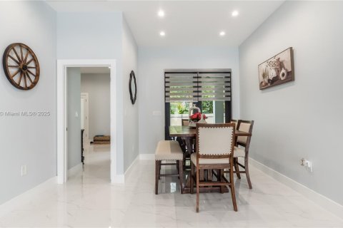 Villa ou maison à vendre à Miami, Floride: 4 chambres, 221.2 m2 № 1756668 - photo 8