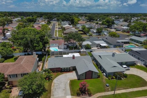House in Seminole, Florida 3 bedrooms, 186.18 sq.m. № 2235428 - photo 9
