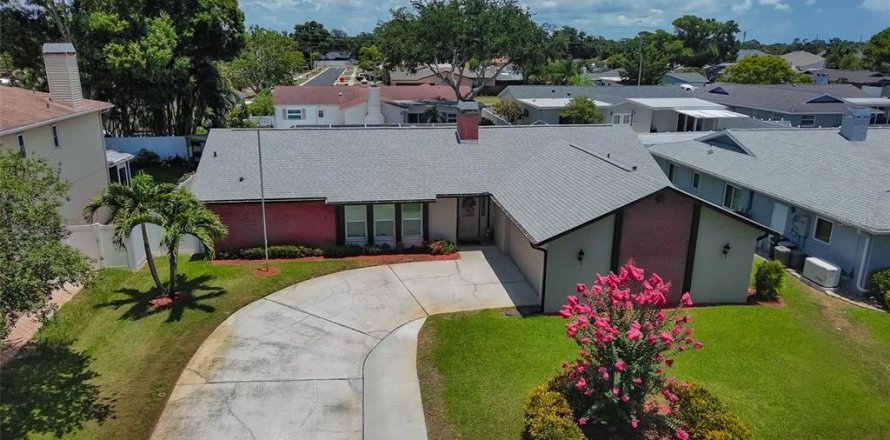 House in Seminole, Florida 3 bedrooms, 186.18 sq.m. № 2235428