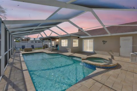 House in Seminole, Florida 3 bedrooms, 186.18 sq.m. № 2235428 - photo 5