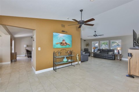 House in Seminole, Florida 3 bedrooms, 186.18 sq.m. № 2235428 - photo 21