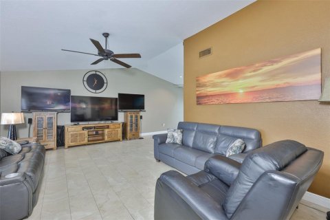 House in Seminole, Florida 3 bedrooms, 186.18 sq.m. № 2235428 - photo 18