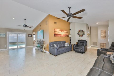 House in Seminole, Florida 3 bedrooms, 186.18 sq.m. № 2235428 - photo 19