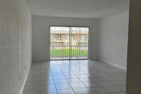 Copropriété à louer à Miami Gardens, Floride: 2 chambres, 78.04 m2 № 1990537 - photo 7