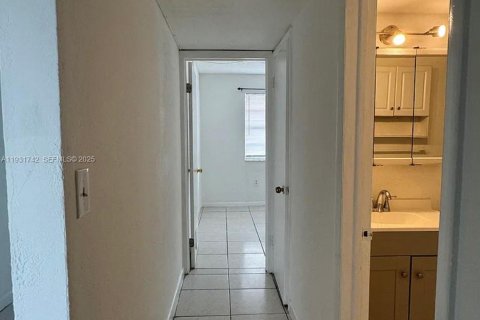 Copropriété à louer à Miami Gardens, Floride: 2 chambres, 78.04 m2 № 1990537 - photo 9