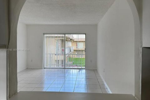Copropriété à louer à Miami Gardens, Floride: 2 chambres, 78.04 m2 № 1990537 - photo 6