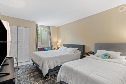 Condo in Miami, Florida, 2 bedrooms  № 1947919 - photo 8
