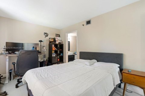 Condo in Miami, Florida, 2 bedrooms  № 1947919 - photo 7