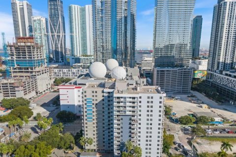 Condo in Miami, Florida, 2 bedrooms  № 1947919 - photo 1