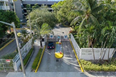 Condo in Miami, Florida, 2 bedrooms  № 1947919 - photo 6