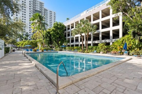 Condo in Miami, Florida, 2 bedrooms  № 1947919 - photo 5