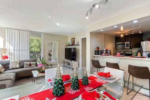 Condo in Miami, Florida, 2 bedrooms  № 1947919 - photo 2