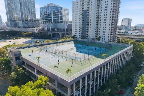 Condo in Miami, Florida, 2 bedrooms  № 1947919 - photo 4