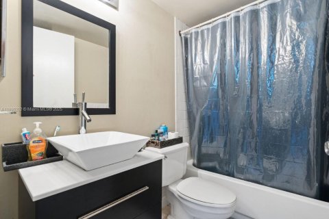 Condo in Miami, Florida, 2 bedrooms  № 1947919 - photo 9