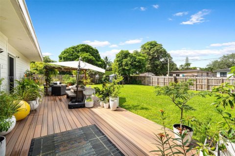 Casa en venta en Miami Springs, Florida, 4 dormitorios, 236.34 m2 № 1928010 - foto 2