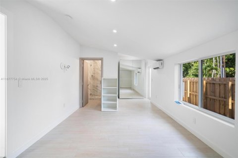 Casa en venta en Miami Springs, Florida, 4 dormitorios, 236.34 m2 № 1928010 - foto 25