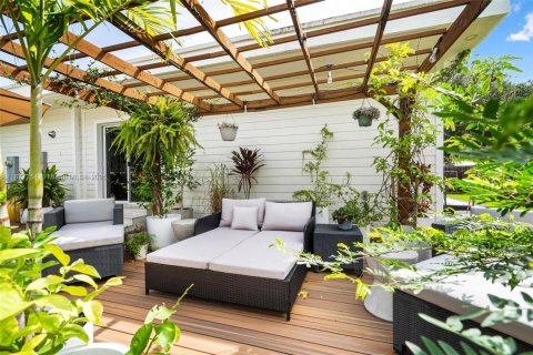 Casa en venta en Miami Springs, Florida, 4 dormitorios, 236.34 m2 № 1928010 - foto 14