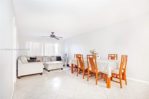 Condo in Deerfield Beach, Florida, 2 bedrooms  № 1867926 - photo 1