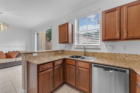 Townhouse in Doral, Florida 3 bedrooms, 142.23 sq.m. № 2003030 - photo 4