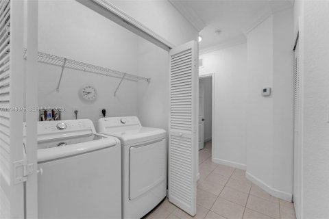 Townhouse in Doral, Florida 3 bedrooms, 142.23 sq.m. № 2003030 - photo 14