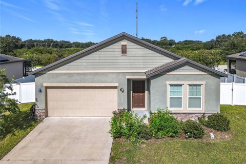 House in Haines City, Florida 3 bedrooms, 153.75 sq.m. № 1904498 - photo 1