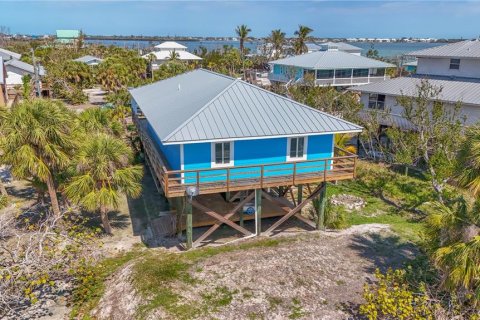House in Placida, Florida 3 bedrooms, 130.06 sq.m. № 1675857 - photo 2