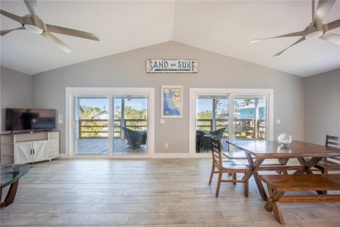 House in Placida, Florida 3 bedrooms, 130.06 sq.m. № 1675857 - photo 9