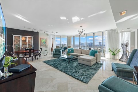 Condo in Hollywood, Florida, 3 bedrooms  № 2033564 - photo 2