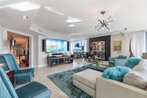 Condo in Hollywood, Florida, 3 bedrooms  № 2033564 - photo 12
