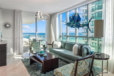 Condo in Hollywood, Florida, 3 bedrooms  № 2033564 - photo 10