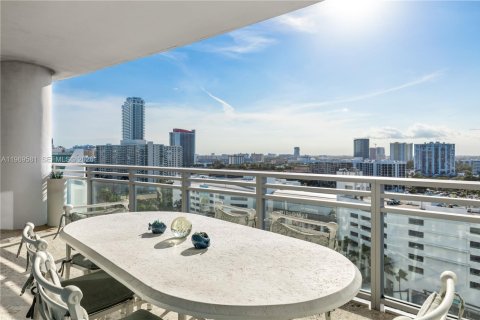 Condo in Hollywood, Florida, 3 bedrooms  № 2033564 - photo 19