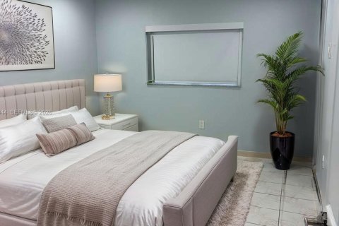 Condo in Hialeah, Florida, 2 bedrooms № 2254475 - photo 5
