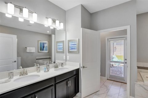 House in Davenport, Florida 8 bedrooms, 363.15 sq.m. № 2221107 - photo 26