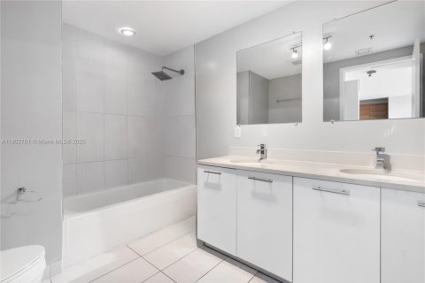 Купить кондоминиум в Майами, Флорида 2 спальни, 106.47м2, № 1688716 - фото 9