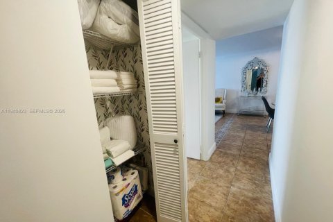 Снять в аренду кондоминиум в Холливуд, Флорида 2 спальни, 117.24м2, № 2003414 - фото 7