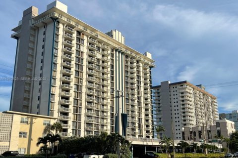 Кондоминиум с 2 спальнями в Холливуд, Флорида № 2003414