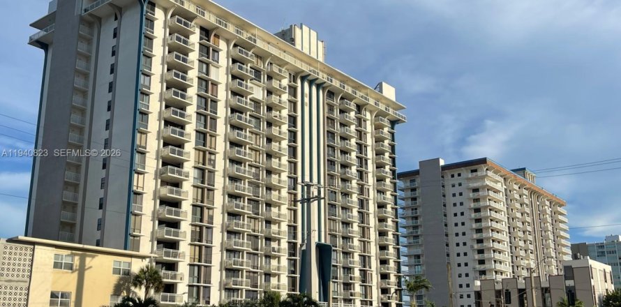 Кондоминиум с 2 спальнями в Холливуд, Флорида № 2003414