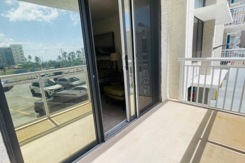 Снять в аренду кондоминиум в Холливуд, Флорида 2 спальни, 117.24м2, № 2003414 - фото 3